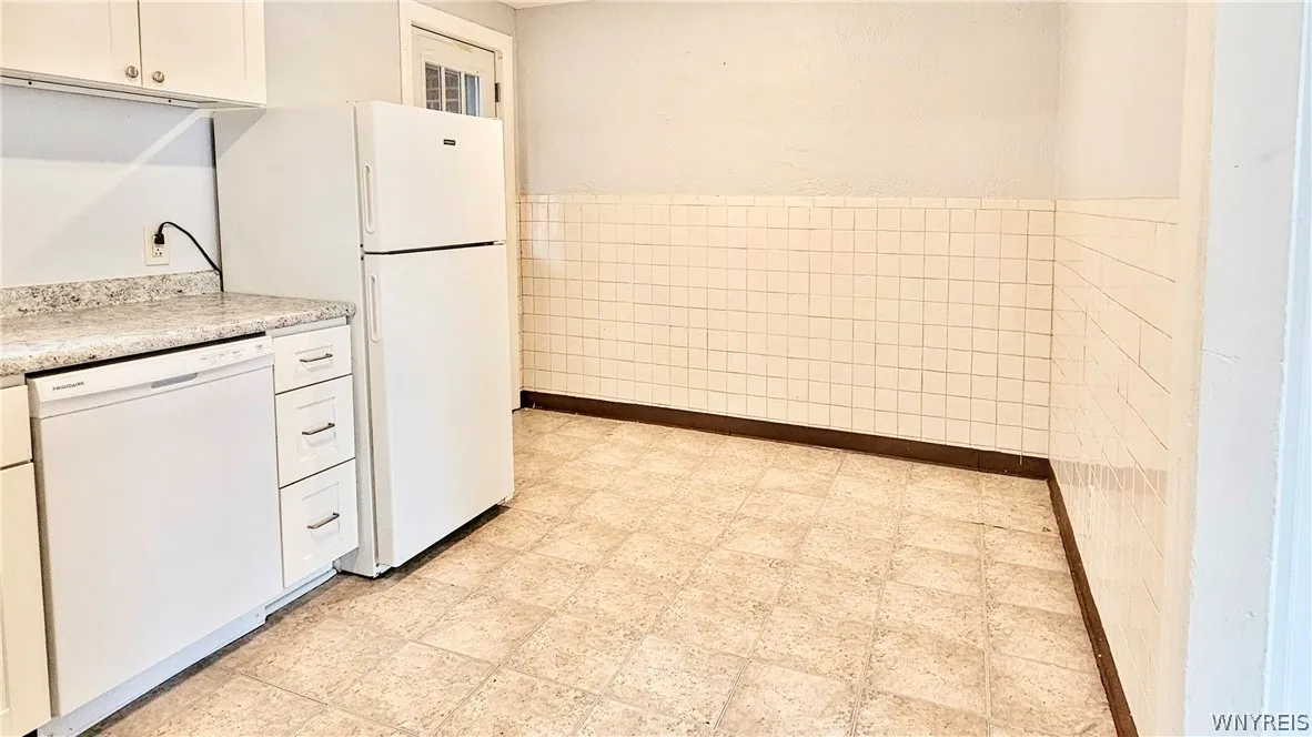 657 Englewood Avenue 8, Tonawanda, New York 14223, Tonawanda, New York 14223, 2 Bedrooms Bedrooms, 5 Rooms Rooms,1 BathroomBathrooms,Residential Lease,For Rent,657 Englewood Avenue 8, Tonawanda, New York 14223,0,B1669301
