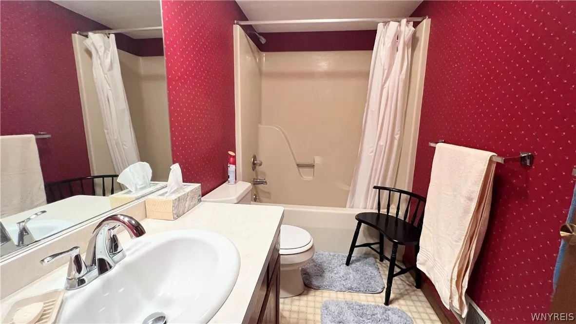 204 Holiday Lane, Hamburg, New York 14075, Hamburg, New York 14075, 4 Bedrooms Bedrooms, 12 Rooms Rooms,3 BathroomsBathrooms,Residential,For Sale,204 Holiday Lane, Hamburg, New York 14075,0,B1669447