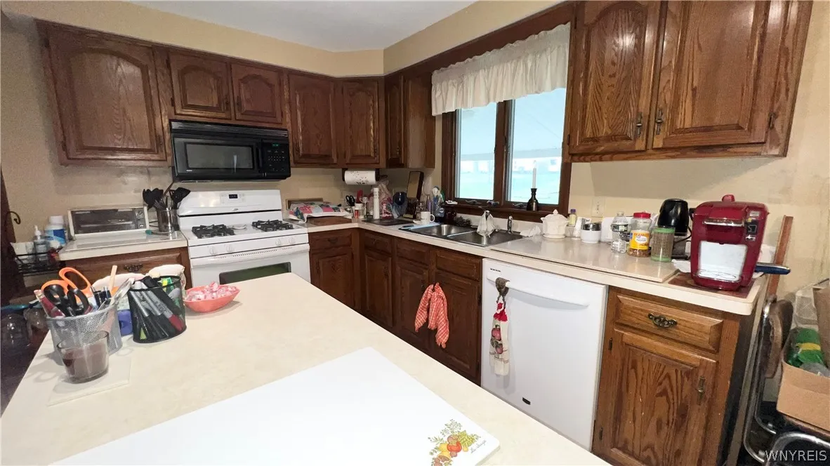 204 Holiday Lane, Hamburg, New York 14075, Hamburg, New York 14075, 4 Bedrooms Bedrooms, 12 Rooms Rooms,3 BathroomsBathrooms,Residential,For Sale,204 Holiday Lane, Hamburg, New York 14075,0,B1669447