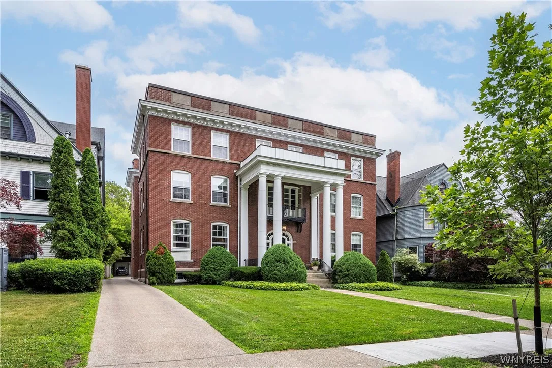 107 Oakland Pl #1 Place, Buffalo, New York 14222, Buffalo, New York 14222, 2 Bedrooms Bedrooms, 9 Rooms Rooms,2 BathroomsBathrooms,Residential,For Sale,107 Oakland Pl #1 Place, Buffalo, New York 14222,0,B1669787
