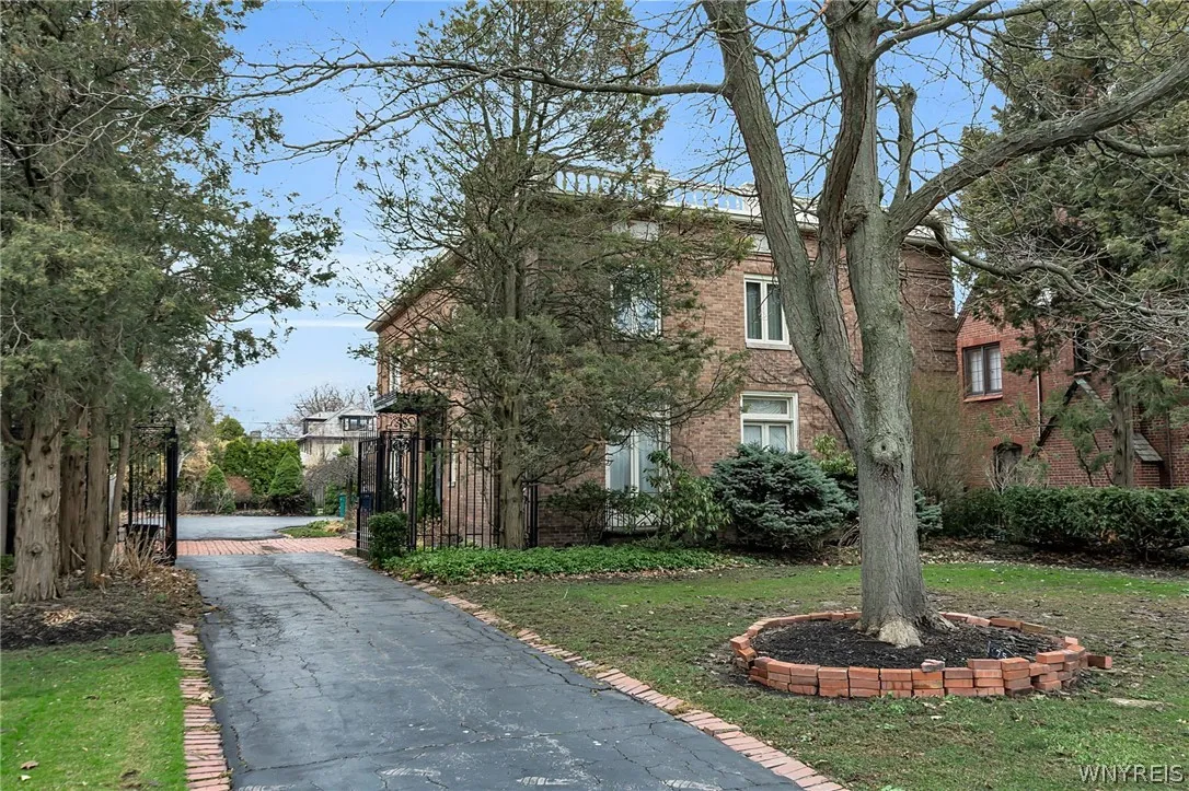 75 Nottingham, Buffalo, New York 14216, Buffalo, New York 14216, 6 Bedrooms Bedrooms, 13 Rooms Rooms,3 BathroomsBathrooms,Residential,For Sale,75 Nottingham, Buffalo, New York 14216,0,B1670518