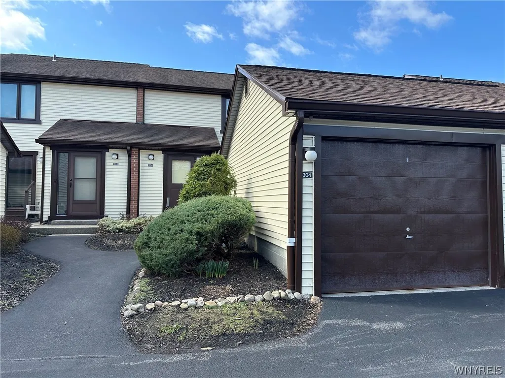 304 Charlesgate Circle, Amherst, New York 14051, Amherst, New York 14051, 2 Bedrooms Bedrooms, 5 Rooms Rooms,1 BathroomBathrooms,Residential,For Sale,304 Charlesgate Circle, Amherst, New York 14051,0,B1670971