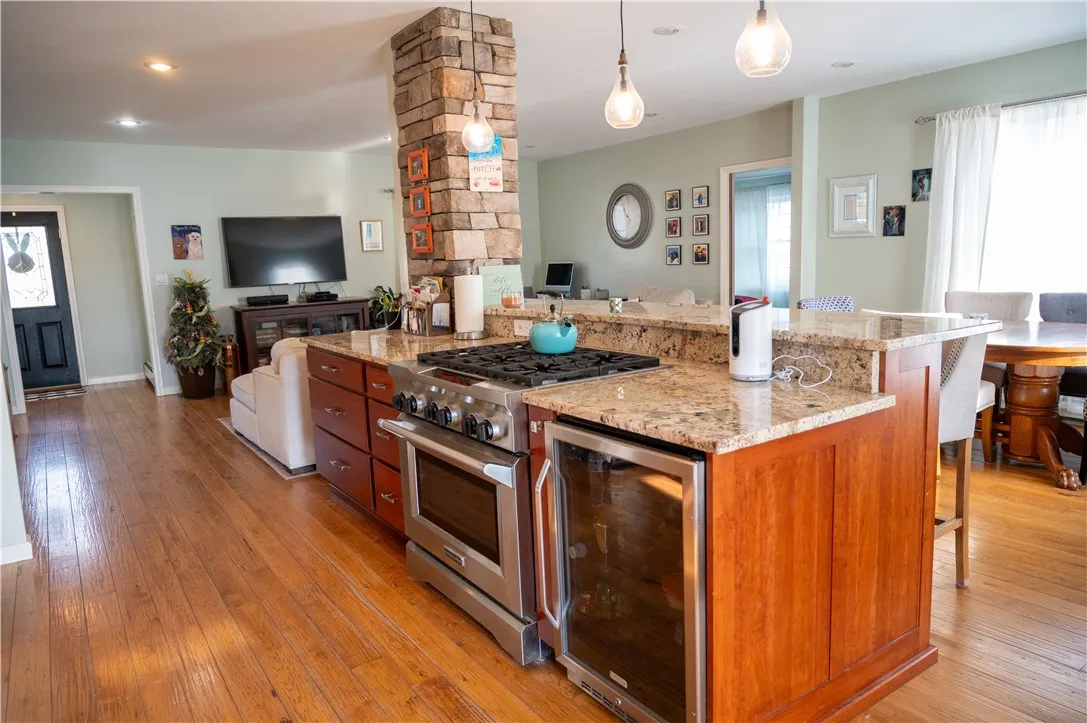 6 burner stove with dual heat . Natural gas on top and convection oven!