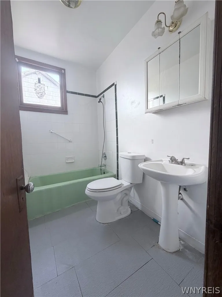 901 South Park Avenue Lower, Buffalo, New York 142, Buffalo, New York 14210, 4 Bedrooms Bedrooms, 7 Rooms Rooms,1 BathroomBathrooms,Residential Lease,For Rent,901 South Park Avenue Lower, Buffalo, New York 142,0,B1670542