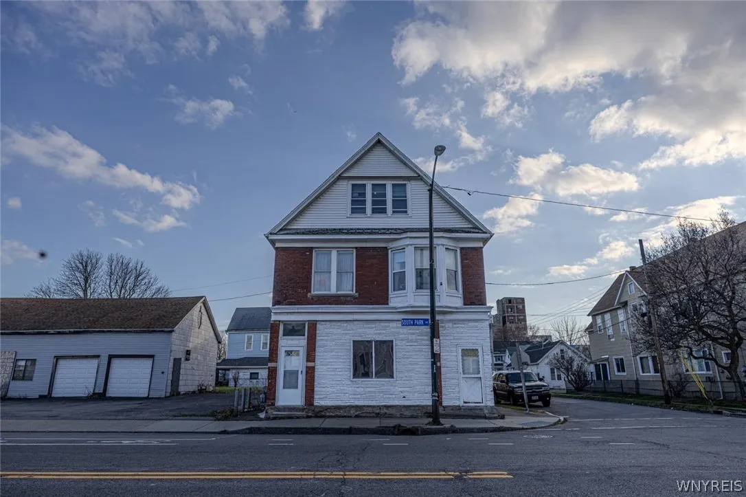901 South Park Avenue Lower, Buffalo, New York 142, Buffalo, New York 14210, 4 Bedrooms Bedrooms, 7 Rooms Rooms,1 BathroomBathrooms,Residential Lease,For Rent,901 South Park Avenue Lower, Buffalo, New York 142,0,B1670542
