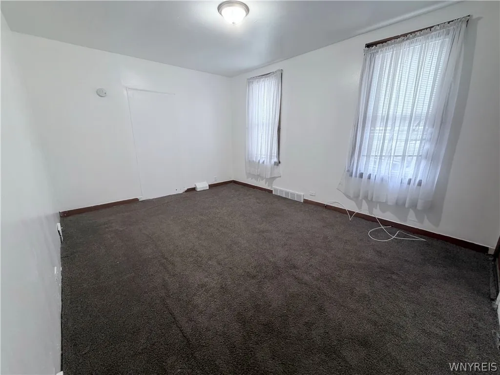 901 South Park Avenue Lower, Buffalo, New York 142, Buffalo, New York 14210, 4 Bedrooms Bedrooms, 7 Rooms Rooms,1 BathroomBathrooms,Residential Lease,For Rent,901 South Park Avenue Lower, Buffalo, New York 142,0,B1670542