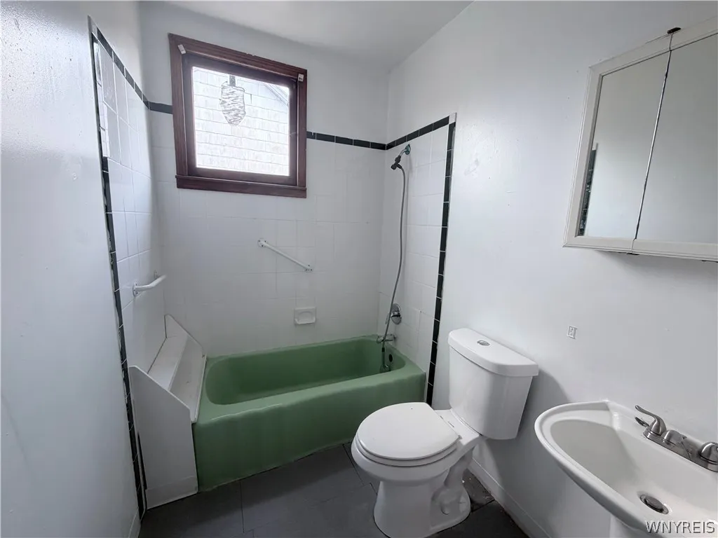 901 South Park Avenue Lower, Buffalo, New York 142, Buffalo, New York 14210, 4 Bedrooms Bedrooms, 7 Rooms Rooms,1 BathroomBathrooms,Residential Lease,For Rent,901 South Park Avenue Lower, Buffalo, New York 142,0,B1670542