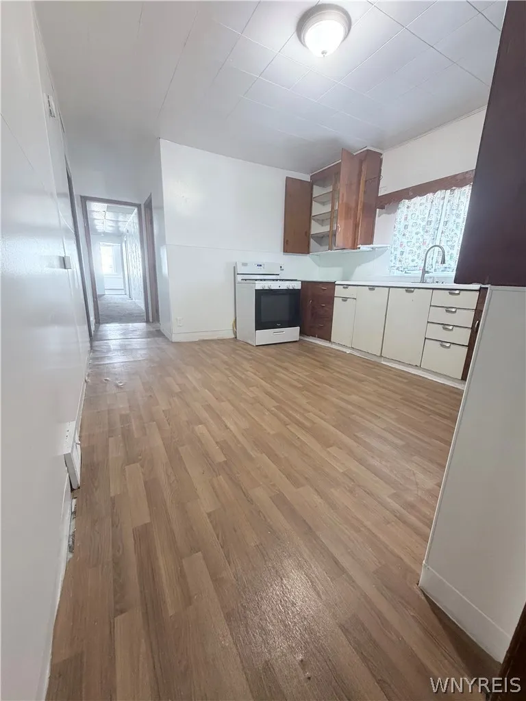 901 South Park Avenue Lower, Buffalo, New York 142, Buffalo, New York 14210, 4 Bedrooms Bedrooms, 7 Rooms Rooms,1 BathroomBathrooms,Residential Lease,For Rent,901 South Park Avenue Lower, Buffalo, New York 142,0,B1670542