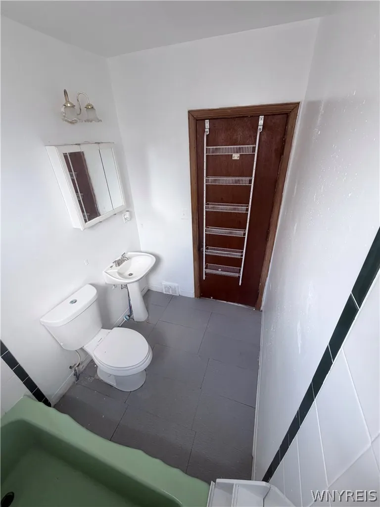 901 South Park Avenue Lower, Buffalo, New York 142, Buffalo, New York 14210, 4 Bedrooms Bedrooms, 7 Rooms Rooms,1 BathroomBathrooms,Residential Lease,For Rent,901 South Park Avenue Lower, Buffalo, New York 142,0,B1670542