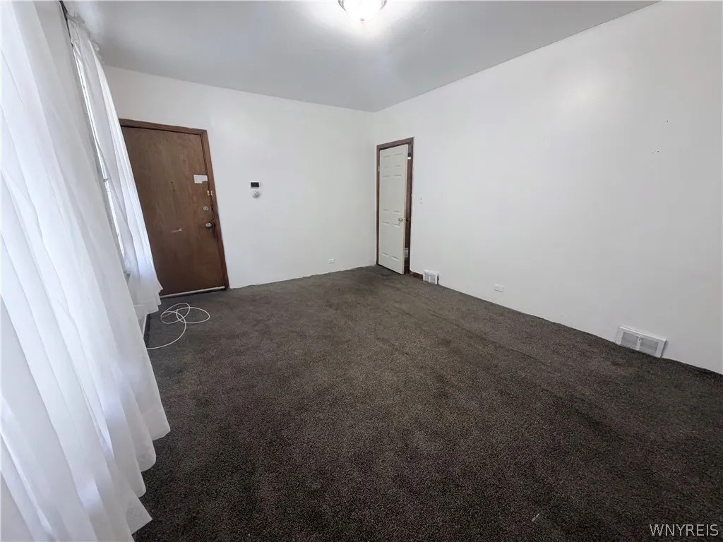 901 South Park Avenue Lower, Buffalo, New York 142, Buffalo, New York 14210, 4 Bedrooms Bedrooms, 7 Rooms Rooms,1 BathroomBathrooms,Residential Lease,For Rent,901 South Park Avenue Lower, Buffalo, New York 142,0,B1670542