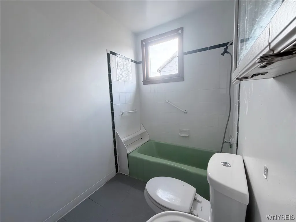 901 South Park Avenue Lower, Buffalo, New York 142, Buffalo, New York 14210, 4 Bedrooms Bedrooms, 7 Rooms Rooms,1 BathroomBathrooms,Residential Lease,For Rent,901 South Park Avenue Lower, Buffalo, New York 142,0,B1670542
