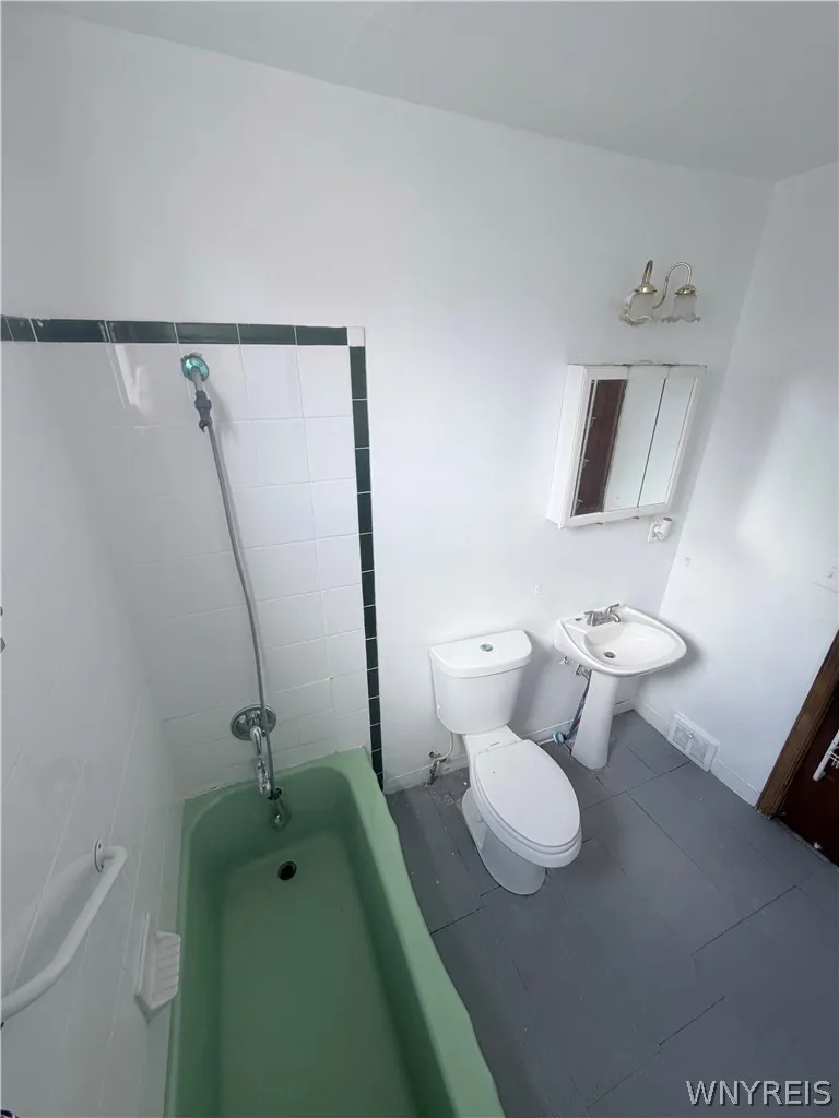 901 South Park Avenue Lower, Buffalo, New York 142, Buffalo, New York 14210, 4 Bedrooms Bedrooms, 7 Rooms Rooms,1 BathroomBathrooms,Residential Lease,For Rent,901 South Park Avenue Lower, Buffalo, New York 142,0,B1670542
