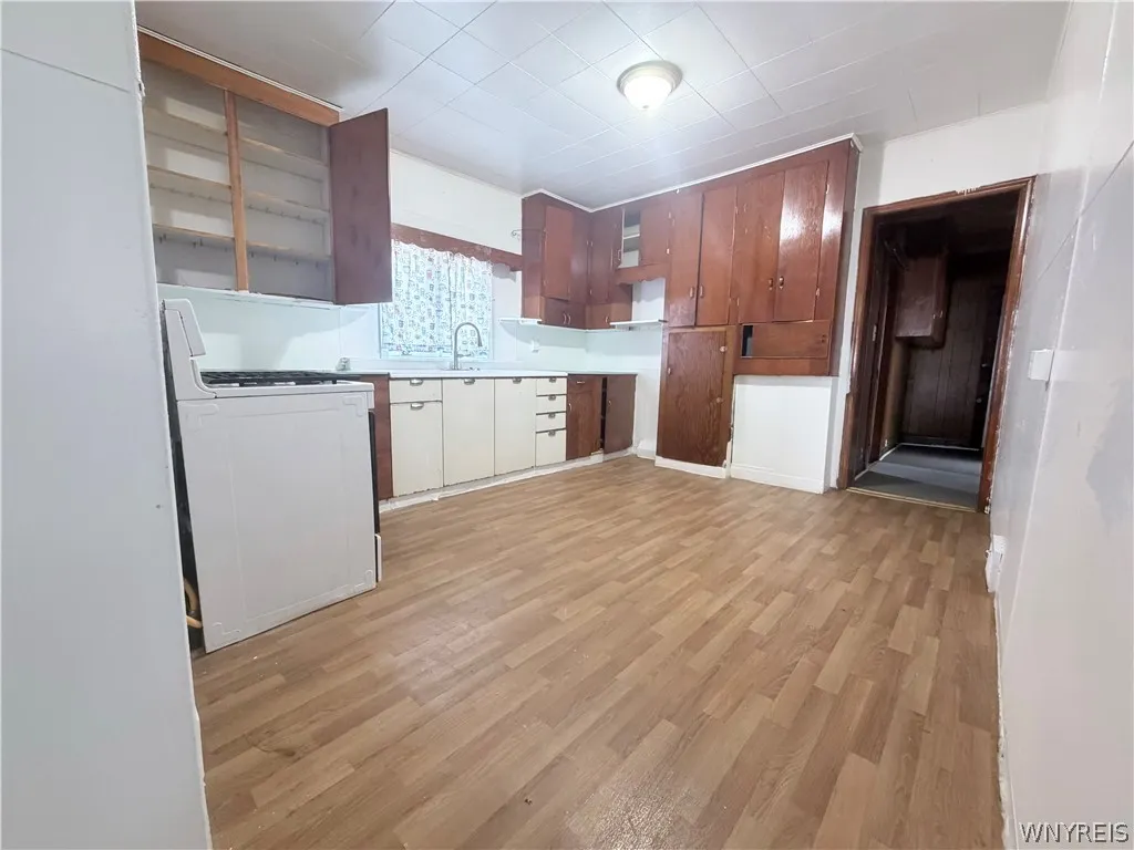 901 South Park Avenue Lower, Buffalo, New York 142, Buffalo, New York 14210, 4 Bedrooms Bedrooms, 7 Rooms Rooms,1 BathroomBathrooms,Residential Lease,For Rent,901 South Park Avenue Lower, Buffalo, New York 142,0,B1670542