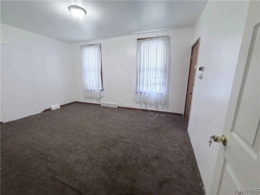 901 South Park Avenue Lower, Buffalo, New York 142, Buffalo, New York 14210, 4 Bedrooms Bedrooms, 7 Rooms Rooms,1 BathroomBathrooms,Residential Lease,For Rent,901 South Park Avenue Lower, Buffalo, New York 142,0,B1670542