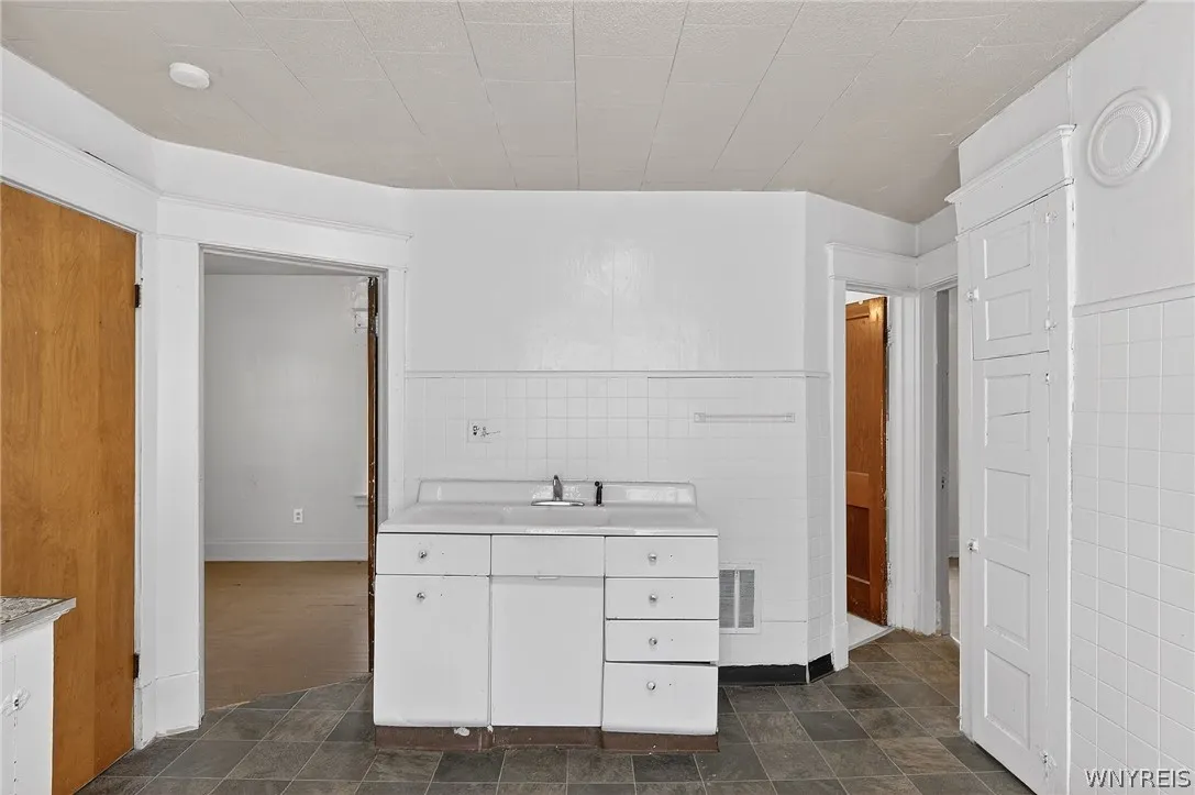 23 Humason Avenue, Buffalo, New York 14211, Buffalo, New York 14211, 5 Bedrooms Bedrooms, ,2 BathroomsBathrooms,Residential,For Sale,23 Humason Avenue, Buffalo, New York 14211,0,B1672222
