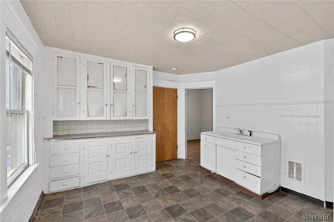 23 Humason Avenue, Buffalo, New York 14211, Buffalo, New York 14211, 5 Bedrooms Bedrooms, ,2 BathroomsBathrooms,Residential,For Sale,23 Humason Avenue, Buffalo, New York 14211,0,B1672222