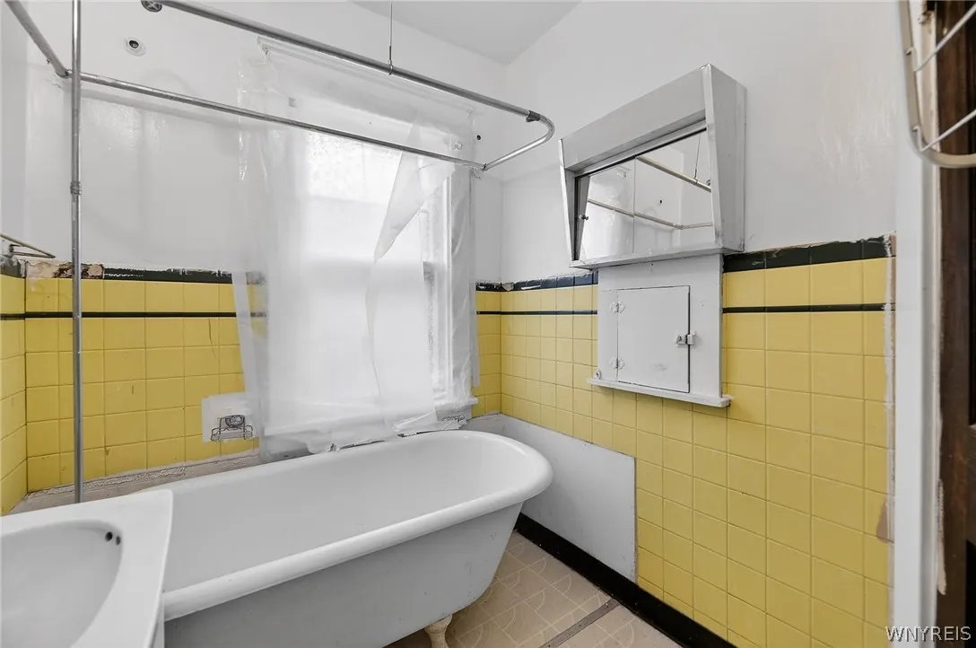 23 Humason Avenue, Buffalo, New York 14211, Buffalo, New York 14211, 5 Bedrooms Bedrooms, ,2 BathroomsBathrooms,Residential,For Sale,23 Humason Avenue, Buffalo, New York 14211,0,B1672222