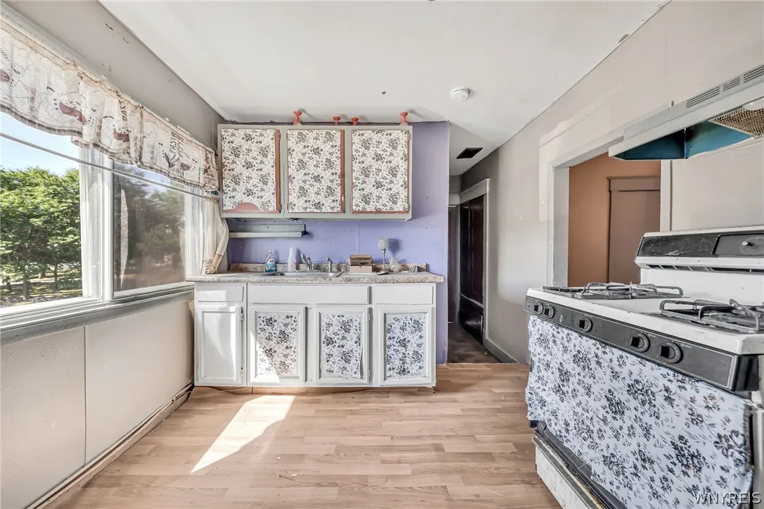 955 Tonawanda Street, Buffalo, New York 14207, Buffalo, New York 14207, 9 Bedrooms Bedrooms, ,4 BathroomsBathrooms,Residential,For Sale,955 Tonawanda Street, Buffalo, New York 14207,0,B1672356