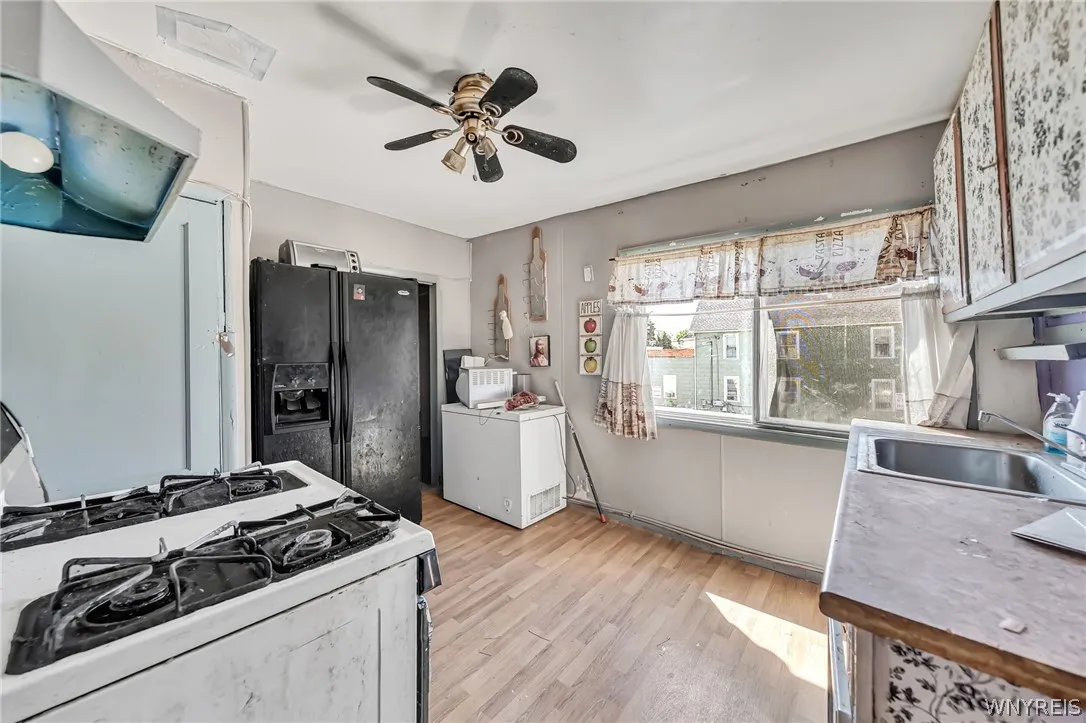 955 Tonawanda Street, Buffalo, New York 14207, Buffalo, New York 14207, 9 Bedrooms Bedrooms, ,4 BathroomsBathrooms,Residential,For Sale,955 Tonawanda Street, Buffalo, New York 14207,0,B1672356