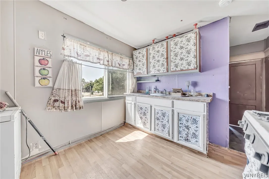 955 Tonawanda Street, Buffalo, New York 14207, Buffalo, New York 14207, 9 Bedrooms Bedrooms, ,4 BathroomsBathrooms,Residential,For Sale,955 Tonawanda Street, Buffalo, New York 14207,0,B1672356