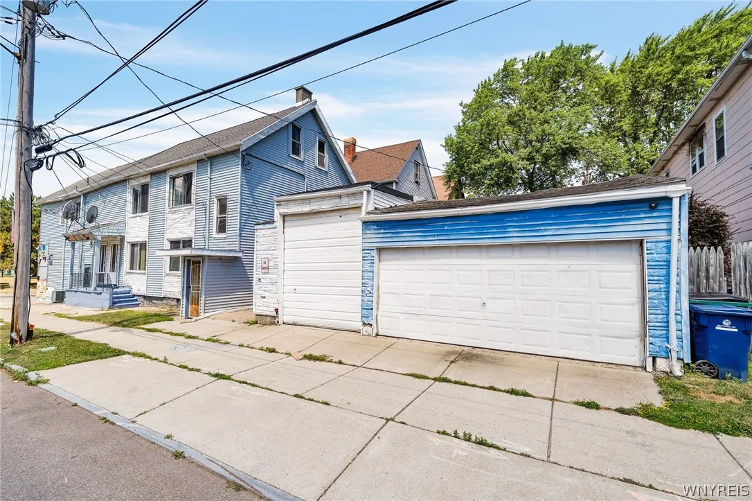 955 Tonawanda Street, Buffalo, New York 14207, Buffalo, New York 14207, 9 Bedrooms Bedrooms, ,4 BathroomsBathrooms,Residential,For Sale,955 Tonawanda Street, Buffalo, New York 14207,0,B1672356