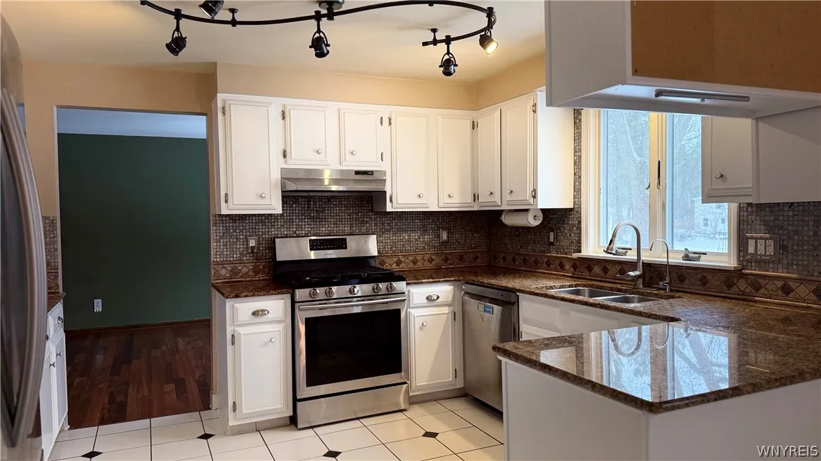 Stainless steel appliances included