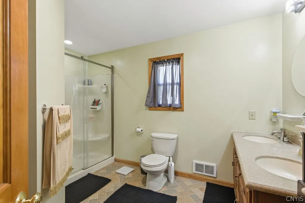Primary en suite bathroom