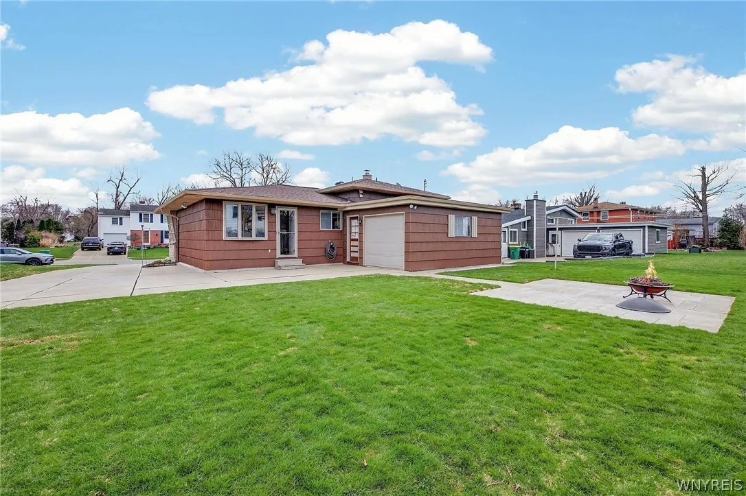 49 Boxwood Circle, Hamburg, New York 14075, Hamburg, New York 14075, 3 Bedrooms Bedrooms, 10 Rooms Rooms,1 BathroomBathrooms,Residential,For Sale,49 Boxwood Circle, Hamburg, New York 14075,0,B1669405