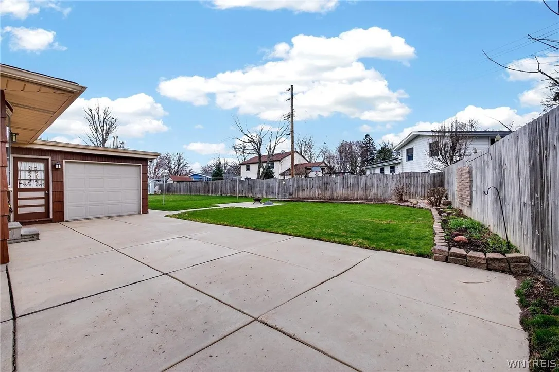 49 Boxwood Circle, Hamburg, New York 14075, Hamburg, New York 14075, 3 Bedrooms Bedrooms, 10 Rooms Rooms,1 BathroomBathrooms,Residential,For Sale,49 Boxwood Circle, Hamburg, New York 14075,0,B1669405
