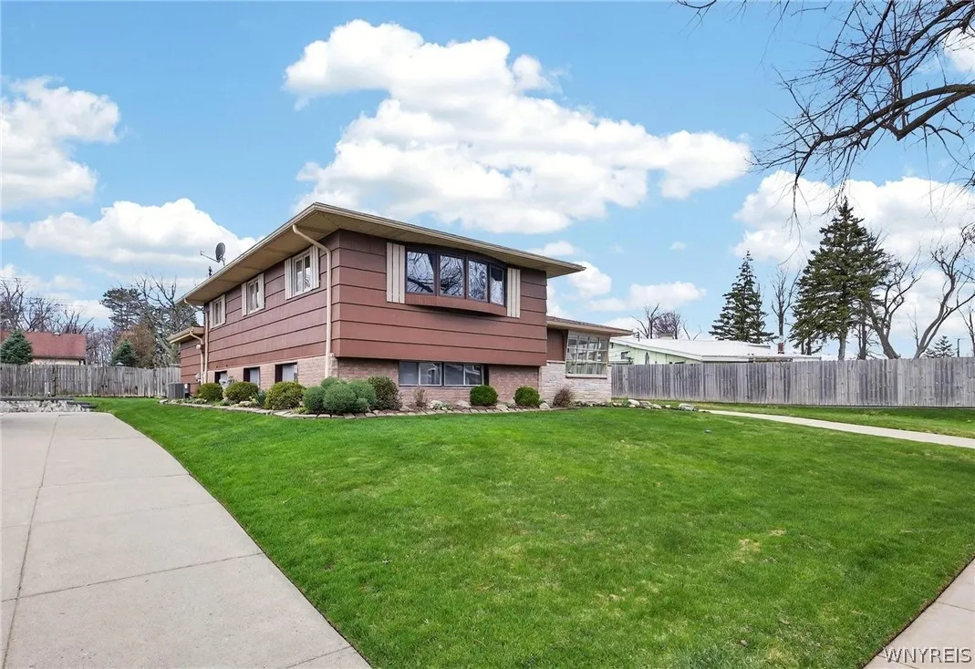 49 Boxwood Circle, Hamburg, New York 14075, Hamburg, New York 14075, 3 Bedrooms Bedrooms, 10 Rooms Rooms,1 BathroomBathrooms,Residential,For Sale,49 Boxwood Circle, Hamburg, New York 14075,0,B1669405