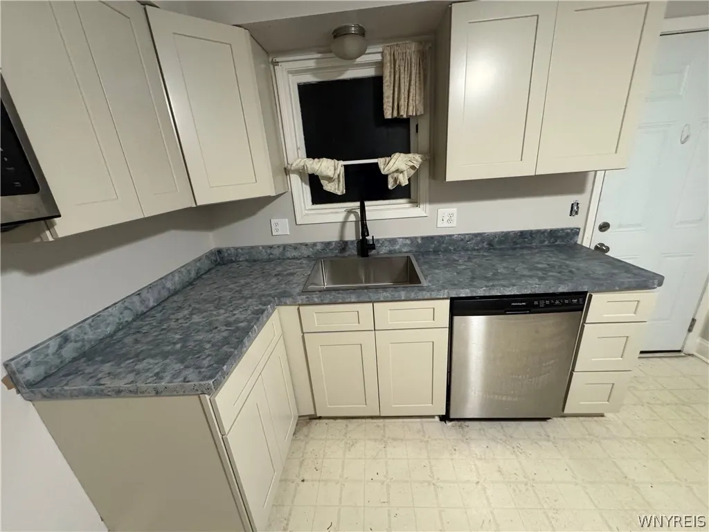 91 Marine Drive, Amherst, New York 14228, Amherst, New York 14228, 3 Bedrooms Bedrooms, 6 Rooms Rooms,1 BathroomBathrooms,Residential Lease,For Rent,91 Marine Drive, Amherst, New York 14228,0,B1673064