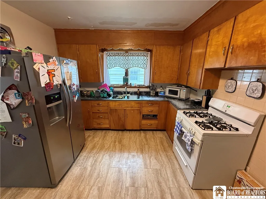 28 Cleveland Avenue, Pomfret, New York 14063, Pomfret, New York 14063, 3 Bedroom Bedrooms, 6 Room Rooms,1 BathroomBathrooms,Residential,For Sale,28 Cleveland Avenue, Pomfret, New York 14063,0,R1673259