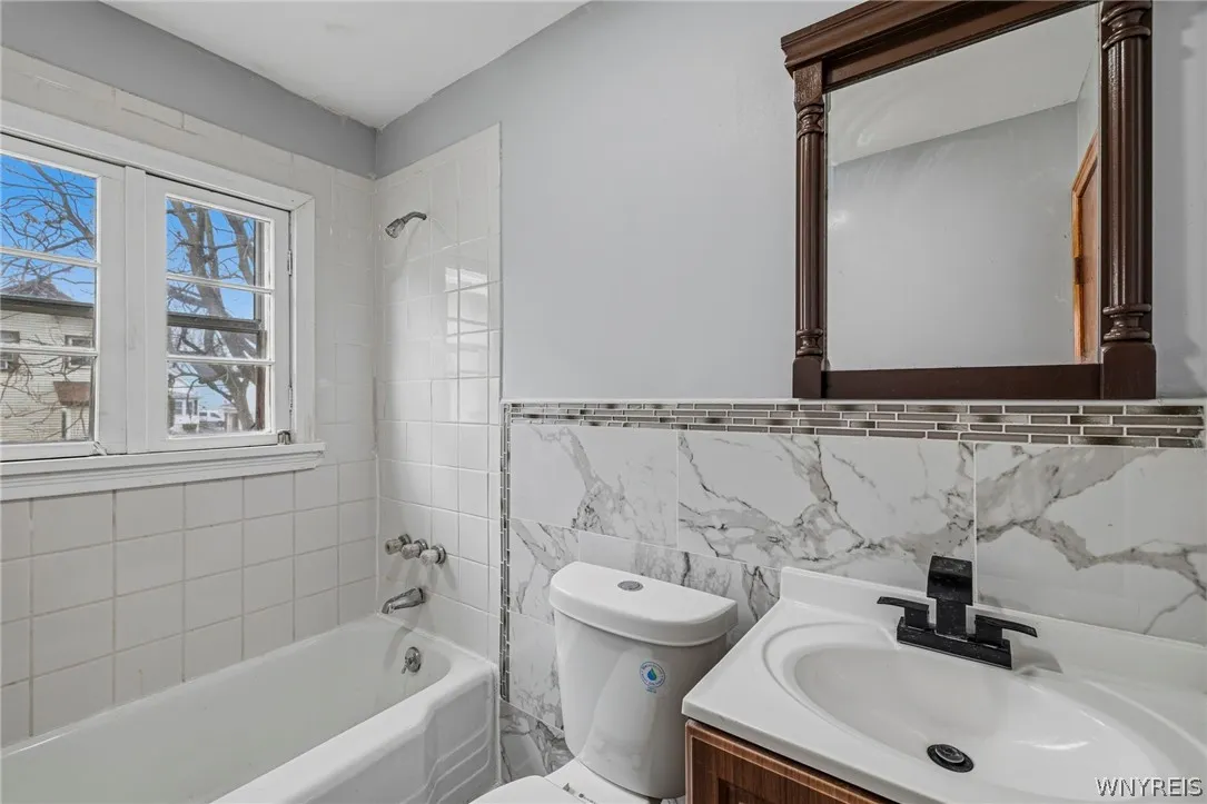 6 Palos Place, Buffalo, New York 14215, Buffalo, New York 14215, 6 Bedrooms Bedrooms, ,3 BathroomsBathrooms,Residential,For Sale,6 Palos Place, Buffalo, New York 14215,0,B1673717