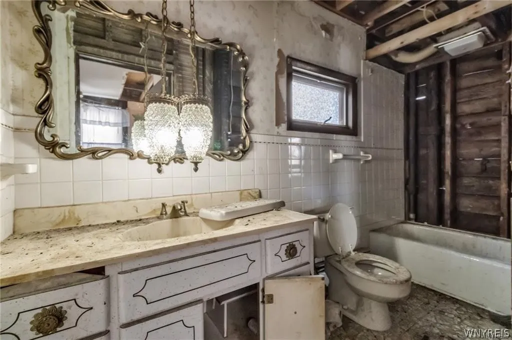 99 Lakeview Avenue, Buffalo, New York 14201, Buffalo, New York 14201, 6 Bedrooms Bedrooms, ,2 BathroomsBathrooms,Residential,For Sale,99 Lakeview Avenue, Buffalo, New York 14201,0,B1672320
