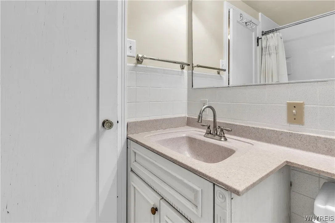 8525 Sunset Drive, Clarence, New York 14221, Clarence, New York 14221, 3 Bedrooms Bedrooms, 9 Rooms Rooms,2 BathroomsBathrooms,Residential,For Sale,8525 Sunset Drive, Clarence, New York 14221,0,B1671937