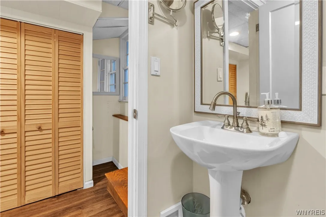 8525 Sunset Drive, Clarence, New York 14221, Clarence, New York 14221, 3 Bedrooms Bedrooms, 9 Rooms Rooms,2 BathroomsBathrooms,Residential,For Sale,8525 Sunset Drive, Clarence, New York 14221,0,B1671937