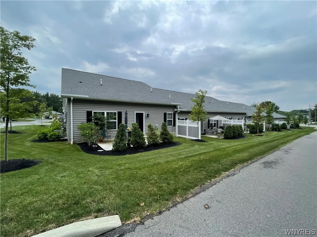 5281 Chestnut Ridge, Orchard Park, New York 14127, Orchard Park, New York 14127, 2 Bedrooms Bedrooms, 4 Rooms Rooms,2 BathroomsBathrooms,Residential Lease,For Rent,5281 Chestnut Ridge, Orchard Park, New York 14127,0,B1674151