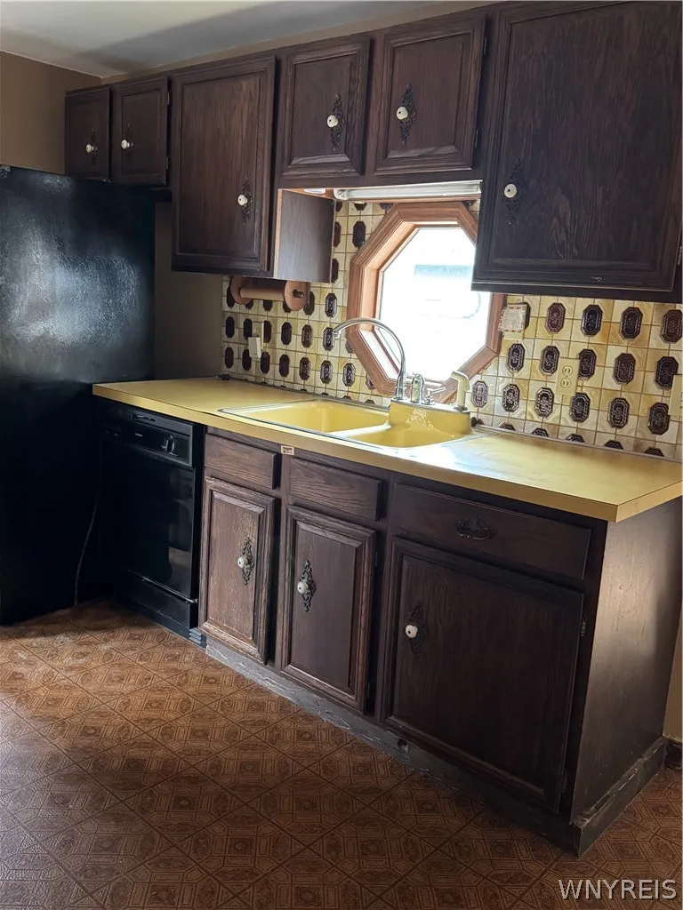 Kitchen features refridgerator, dishwasher