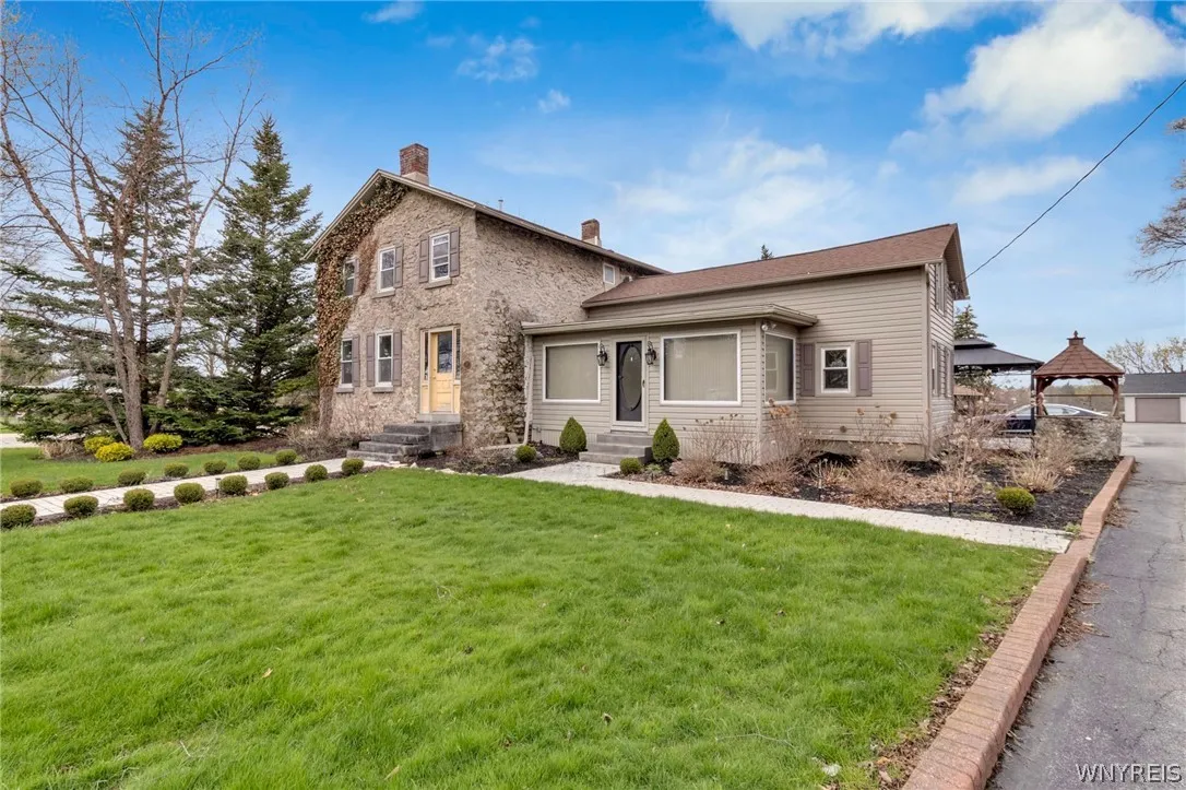 9060 Main Street, Clarence, New York 14031, Clarence, New York 14031, 2 Bedrooms Bedrooms, 8 Rooms Rooms,2 BathroomsBathrooms,Residential Lease,Closed,9060 Main Street, Clarence, New York 14031,0,B1675034