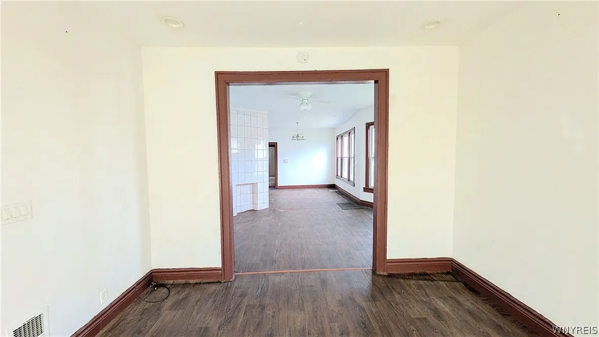 26 Madison Street Lower, Buffalo, New York 14210, Buffalo, New York 14210, 3 Bedrooms Bedrooms, 6 Rooms Rooms,1 BathroomBathrooms,Residential Lease,For Rent,26 Madison Street Lower, Buffalo, New York 14210,0,B1675356