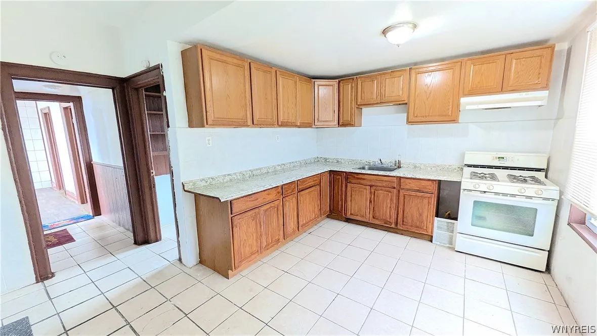 26 Madison Street Lower, Buffalo, New York 14210, Buffalo, New York 14210, 3 Bedrooms Bedrooms, 6 Rooms Rooms,1 BathroomBathrooms,Residential Lease,For Rent,26 Madison Street Lower, Buffalo, New York 14210,0,B1675356