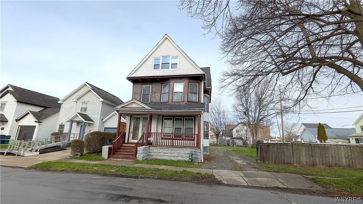 26 Madison Street Lower, Buffalo, New York 14210, Buffalo, New York 14210, 3 Bedrooms Bedrooms, 6 Rooms Rooms,1 BathroomBathrooms,Residential Lease,For Rent,26 Madison Street Lower, Buffalo, New York 14210,0,B1675356