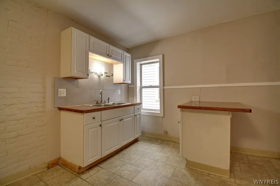 25 Bremen Street, Buffalo, New York 14213, Buffalo, New York 14213, 4 Bedrooms Bedrooms, ,2 BathroomsBathrooms,Residential,For Sale,25 Bremen Street, Buffalo, New York 14213,0,B1674885