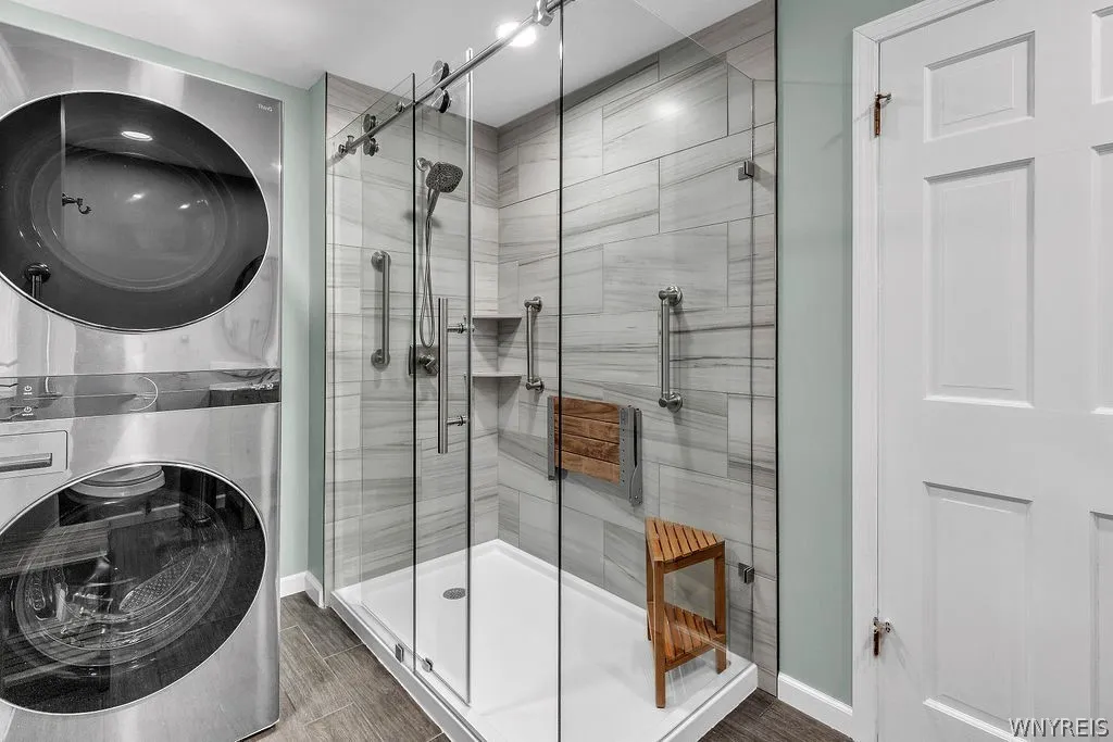 Main house full bath 1/laundry room