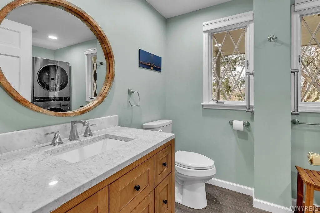 Main House - Full Bathroom 1