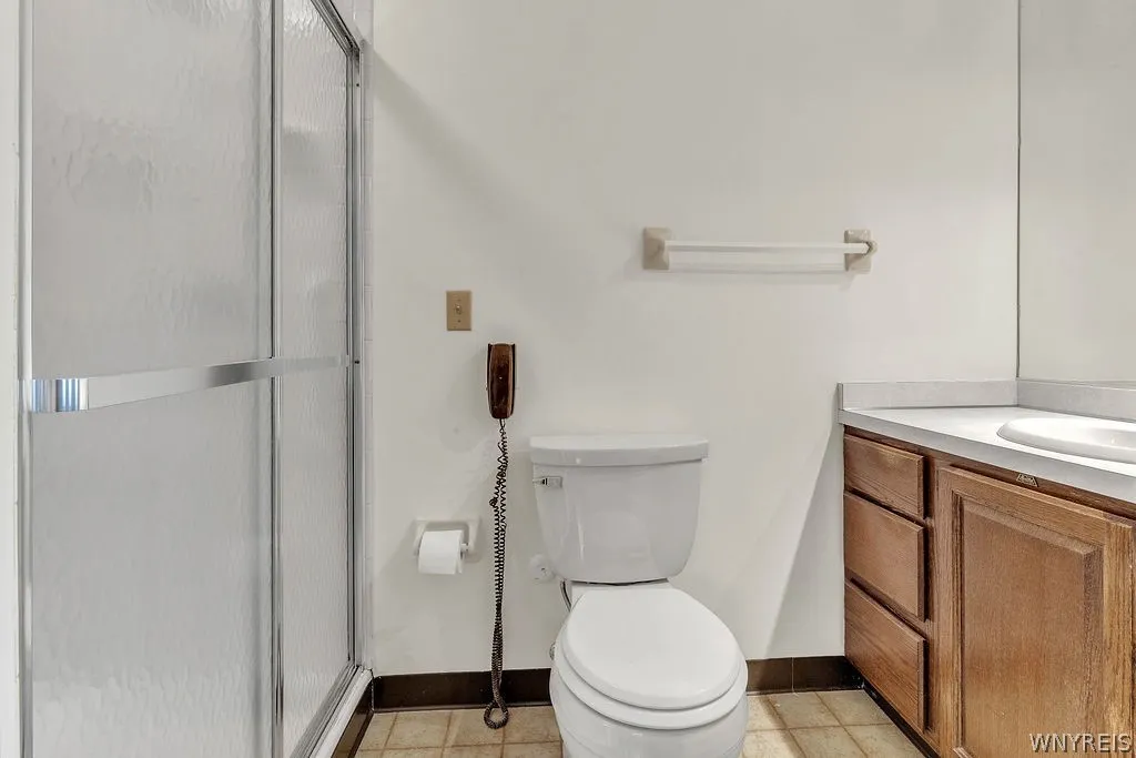 Main House - Full Bathroom 2