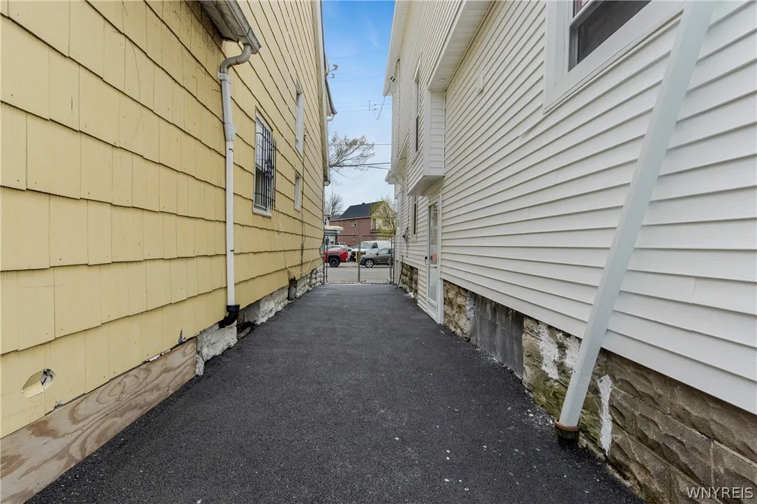 152 Military Road, Buffalo, New York 14207, Buffalo, New York 14207, 4 Bedrooms Bedrooms, 4 Rooms Rooms,1 BathroomBathrooms,Residential,For Sale,152 Military Road, Buffalo, New York 14207,0,B1674805