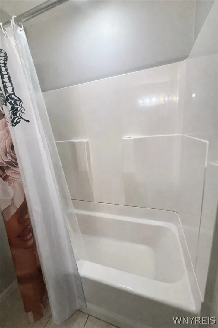 Tub surround in Lower