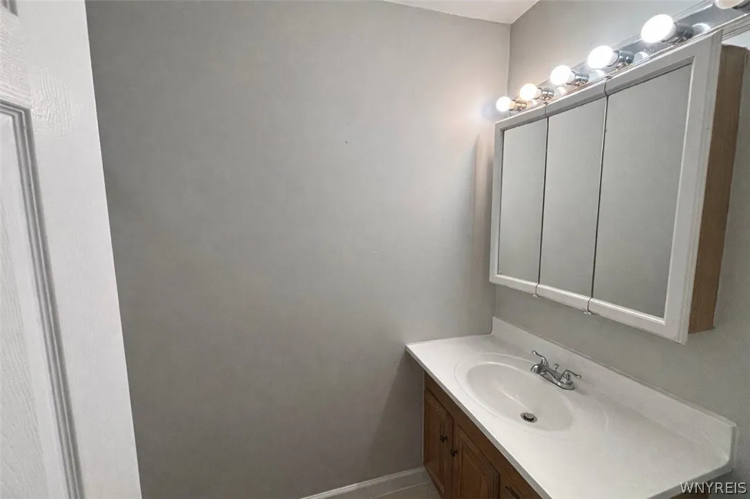 Full bathroom in lower