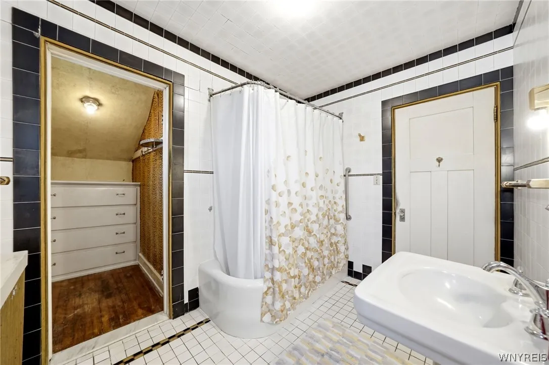 2nd Floor Full bath